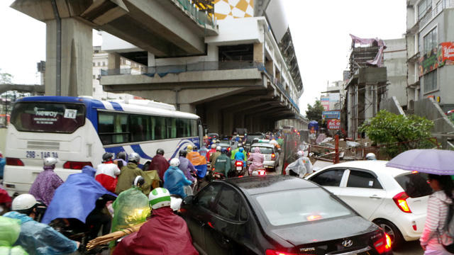 Nguyên nhân được xác định do công trình đường dẫn lên nhà ga đường sắt trên cao đang thi công, đoạn đường này bị biến thành một nút thắt cổ chai. Hai luồng phương tiện cùng