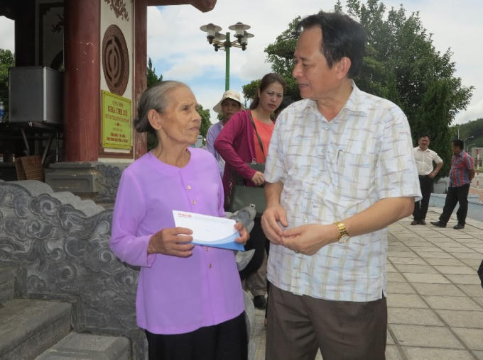 Lãnh đạo báo Pháp luật Việt Nam tặng quà cho bà Trần Thị Thông người nữ thanh niên xung phong duy nhất còn sống của Đại đội 317 sau trận bom ác liệt.