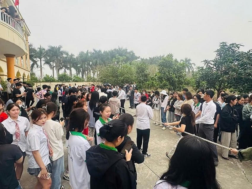 Các em được tham gia các hoạt động văn nghệ và các trò chơi dân gian.