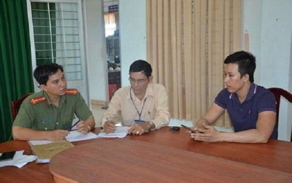Chủ trang mạng Facebook “TIN TỨC BẾN TRE” làm việc với cơ quan chức năng. (Ảnh: báo Gia đình Việt Nam)