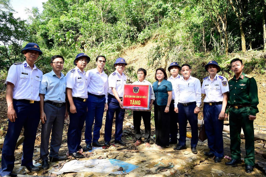 Bộ Tư lệnh Vùng Cảnh sát biển 2 trao quà hỗ trợ đồng bào dân tộc thiểu số tại các xã Trà Leng, Trà Tân và Trà Đốc thuộc thành phố Đà Nẵng