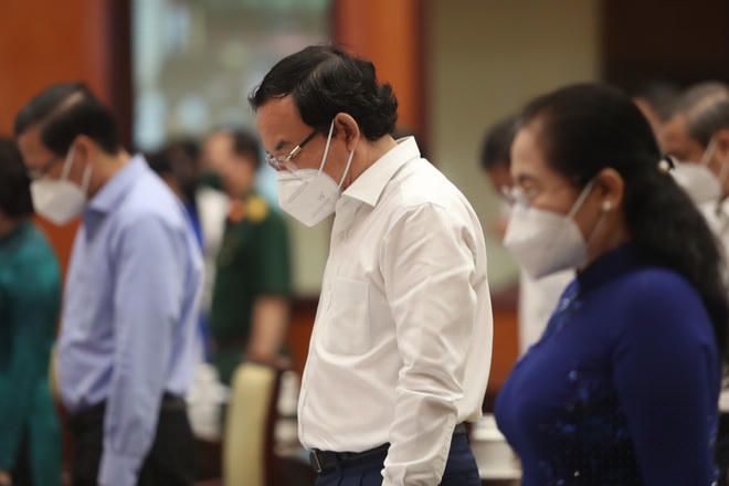 Các đại biểu dành phút mặc niệm cho những người không may hy sinh, qua đời do Covid-19 (Ảnh: Hải Long).
