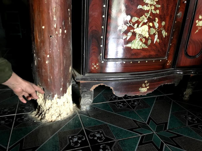 Chân cột nhà, tủ và bàn ghế đều mục nát do bị ngập nước lâu ngày.