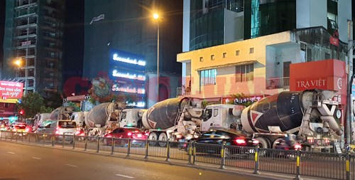 Hàng loạt xe bồn trộn bê tông mang nhãn hiệu "FICO PanU" bất chấp giờ cấm, ngang nhiên chạy vào nội đô. Ảnh: Chính Kỳ.