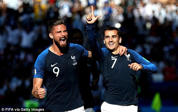Griezmann mở tỷ số cho Pháp trên chấm phạt đền. (Ảnh: FIFA via Getty Images)