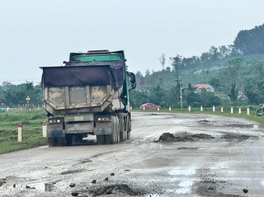 Nhưng có hàng trăm lượt xe tải trọng khoảng 50 tấn lưu thông.