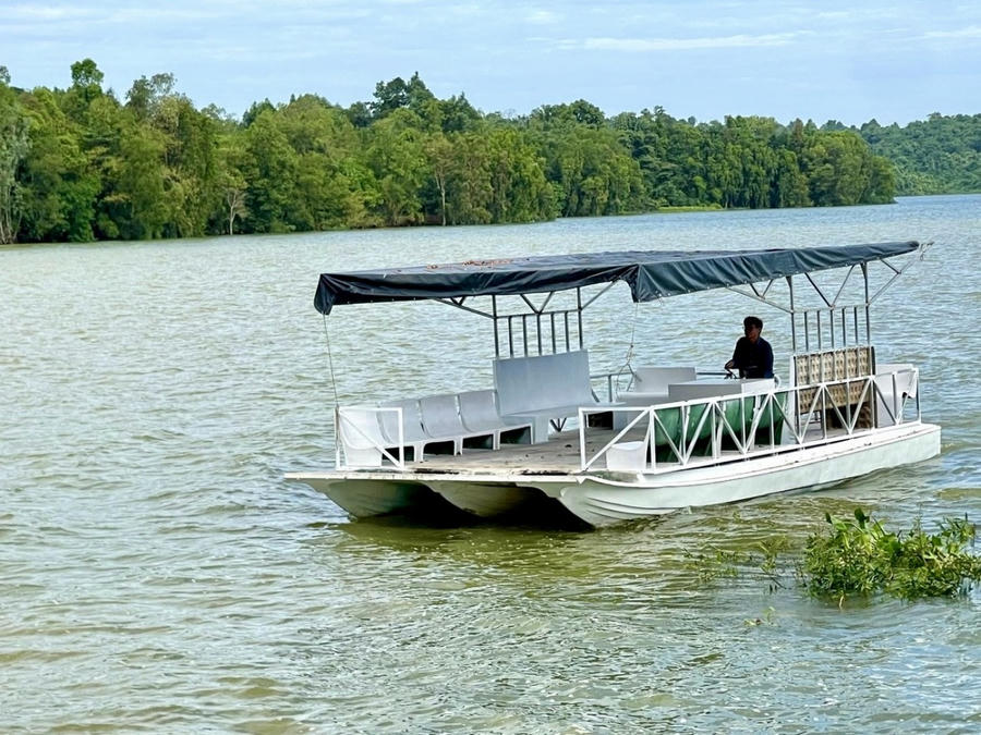 Hình ảnh những người dân lái thuyền trên hồ, cần mẫn với công việc đánh bắt thủy sản hay chuyên chở hàng hóa, mang đến một góc nhìn gần gũi, mộc mạc về cuộc sống nơi đây.