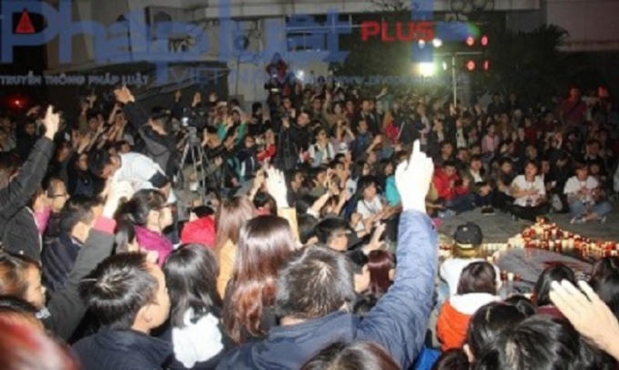 20h00': Ca khúc Bông hồng thủy tinh đang vang lên. Hàng trăm bạn trẻ như nấc nghẹn, hát vang theo lời bài hát. Ảnh: Nguyễn Xinh - Xuân Thái.