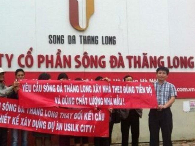 Khách hàng biểu tình đòi Sông Đà Thăng Long giao nhà theo đúng tiến độ