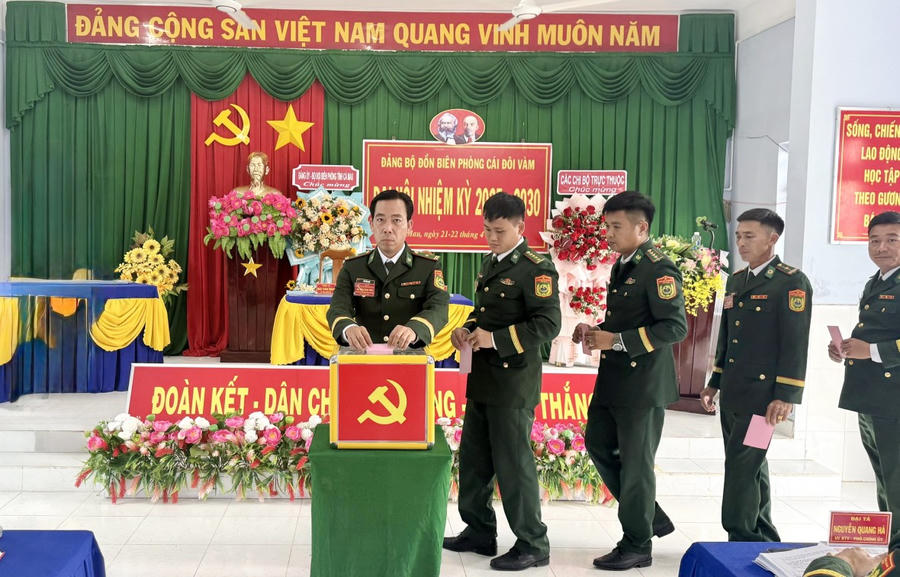 Đảng viên tham gia bỏ phiếu bầu Ban Chấp hành Đảng bộ Đồn Biên phòng Cái Đôi Vàm (nhiệm kỳ 2025 – 2030).