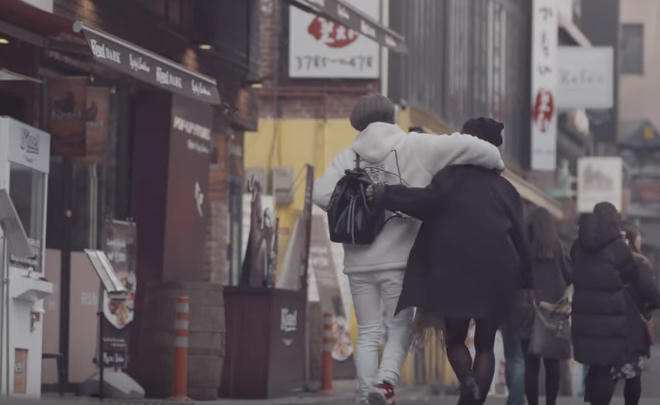 Chọn tông màu chủ đạo vintage, MV tạo cảm giác ấm áp cho người nghe.