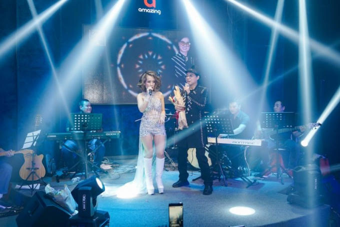 Ca sĩ hải ngoại Băng Châu song ca cùng Danh ca Ngọc Sơn.