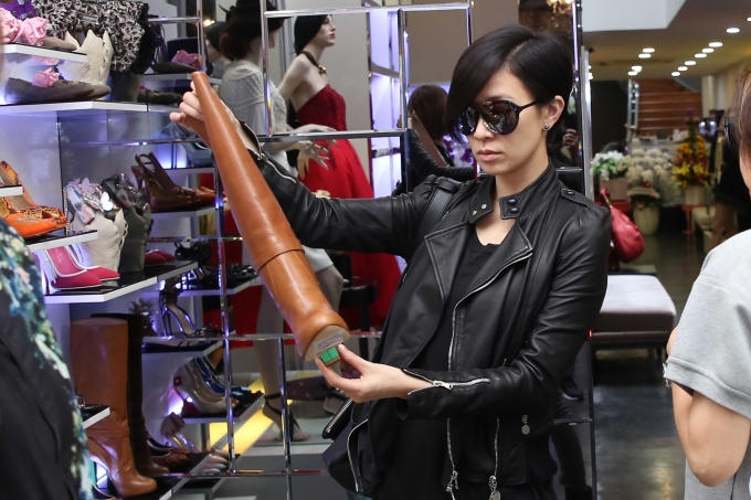 Xa Thi Mạn ngắm ngía đồ trong shop của Lý Nhã Kỳ