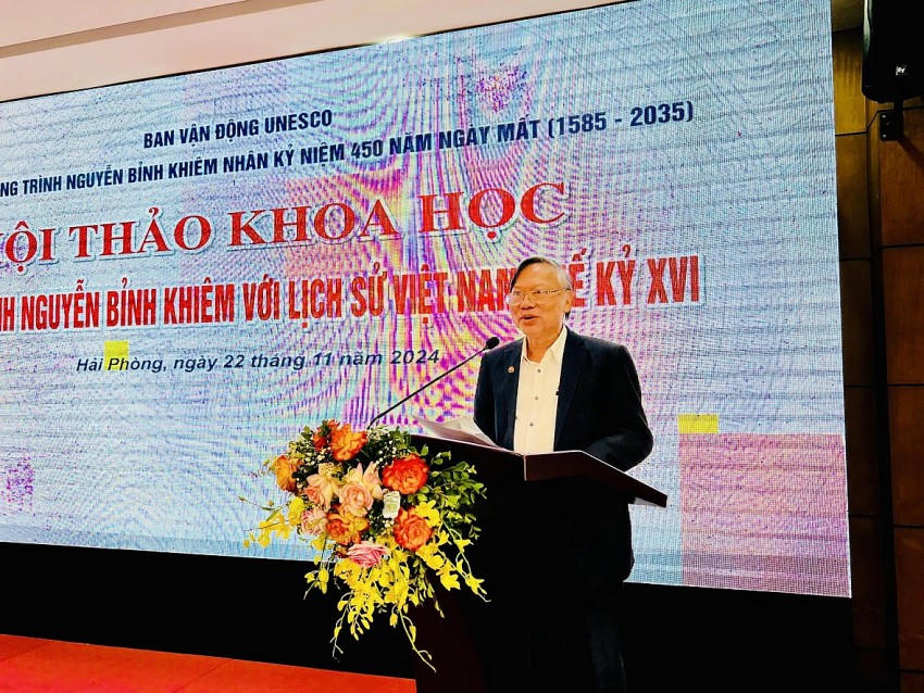 GS.TS.NGND Nguyễn Quang Ngọc phát biểu tham luận khoa học tại Hội thảo.