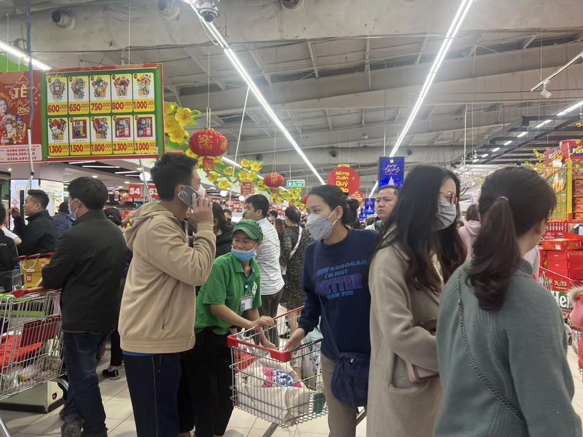 Mọi người phải chen nhau mới có lối đi.