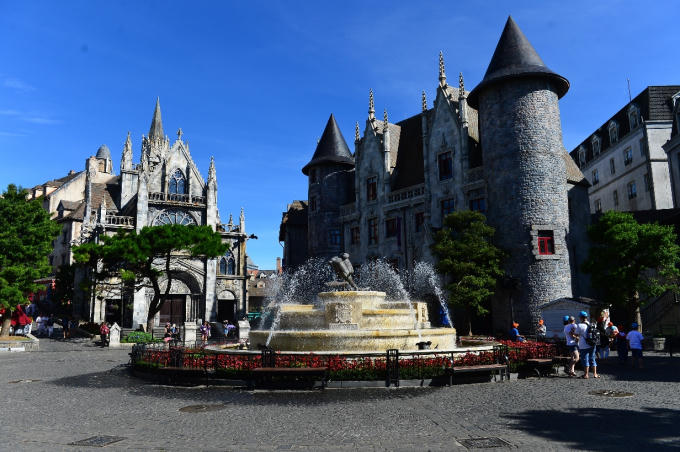 Còn Mercure Danang French Village Ba Na Hills ngày nay sở hữu hệ thống phòng ốc tiện nghi, đẳng cấp 4 sao, được vinh danh “Khách sạn lãng mạn nhất thế giới 2018”.