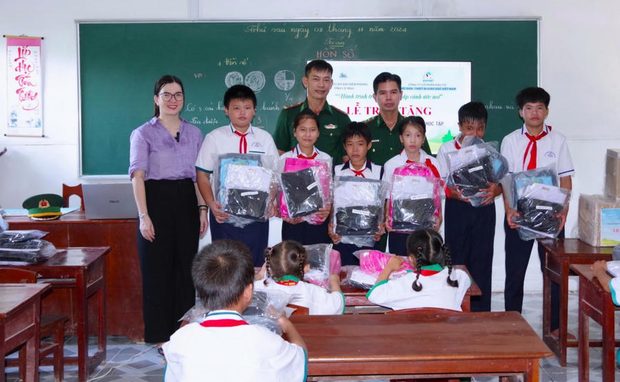 Lớp học luôn được sự động viên, quan tâm thăm hỏi, tặng quà của các cấp, các ngành trong và ngoài tỉnh Cà Mau.