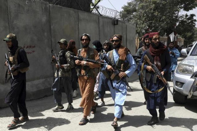 Lực lượng Taliban tuần tra trong khu phố Wazir Akbar Khan ở thành phố Kabul, Afghanistan ngày 18/8/2021.