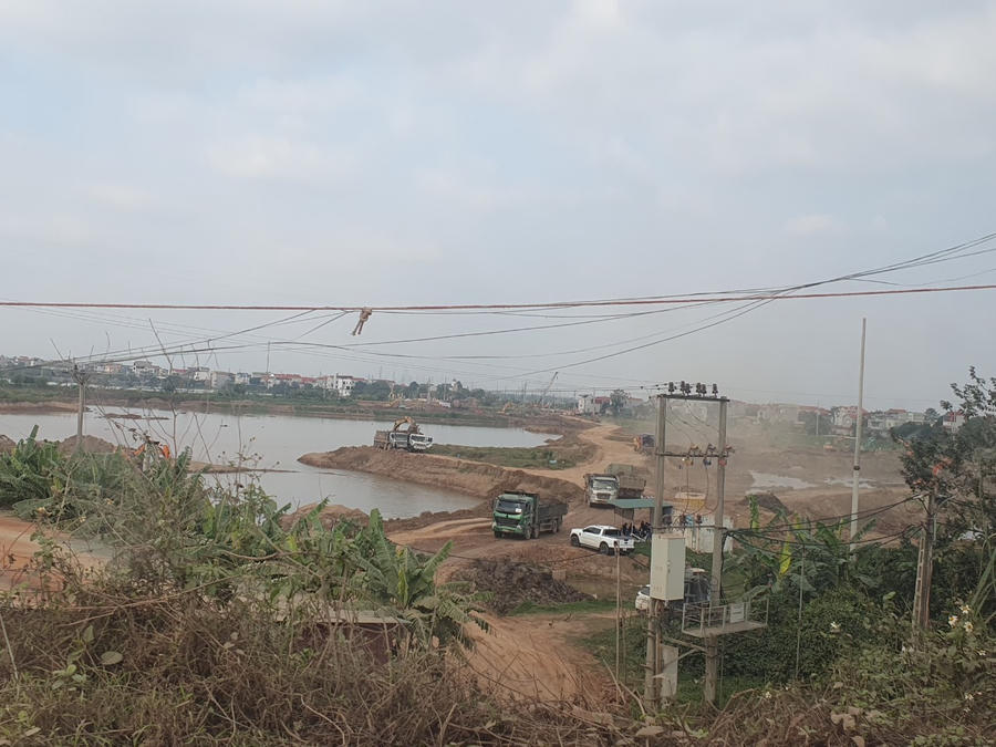 Các xa tải chạy xuống khu vực lòng hồ Ngũ Kiên lấy đất rồi ì ạch bò trên đường chạy trở vào nhà máy gạch An Dương và nhà máy gạch Nguyên Hưng.