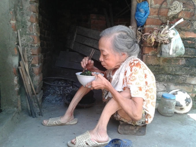 Bữa trưa của bà là bát mì tôm  nấu với rau bên chiếc bếp đơn sơ