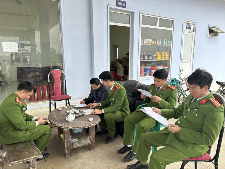 Lực lượng chức năng kiểm tra việc chấp hành quyết định tạm đình chỉ hoạt động cửa hàng xăng dầu Liên Lộc, huyện Hậu Lộc. (Ảnh: CATH)