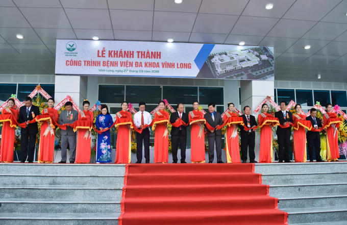 Thủ tướng Nguyễn Xuân Phúc, Trưởng Ban tuyên giáo Trung ương Võ văn thưởng cùng lãnh đạo Bộ Y tế, tỉnh Vĩnh Long, Ban giám đốc bệnh viện cắt băng khánh thành.