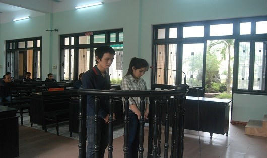 Hạc và Nhi tại phiên tòa.