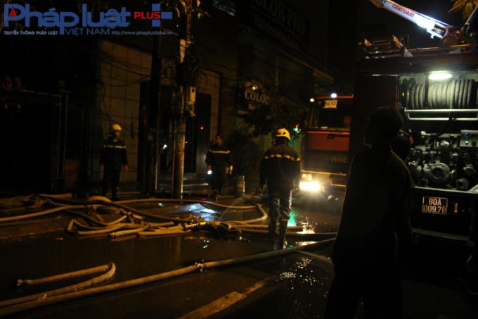 Các chiễn sĩ ướt đẫm trong tiết trời đêm lạnh. (Ảnh: Đức Biên)