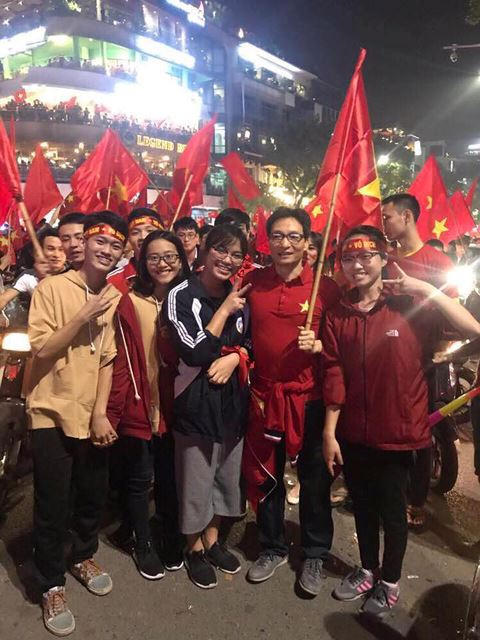 Phó Thủ tướng vui vẻ chụp ảnh với nhóm bạn trẻ ngay trên phố. Ảnh: Phương Thảo.