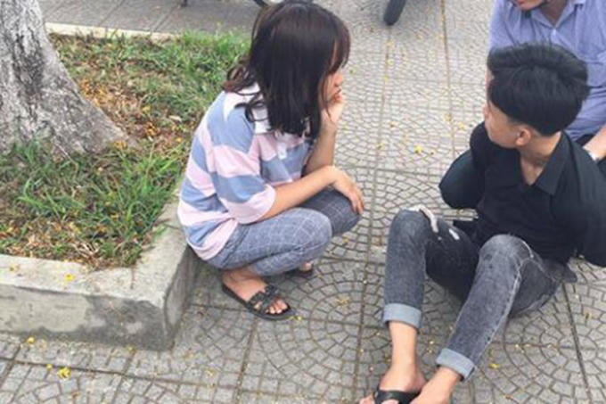Người dân khống chế tên Lê Văn Hoài.