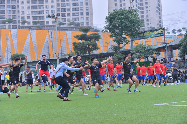 Cầu thủ FC Phóng viên Thời sự bùng nổ khi ghi bàn thắng gỡ hòa FC Báo Dân Trí trong giải đấu năm 2022.