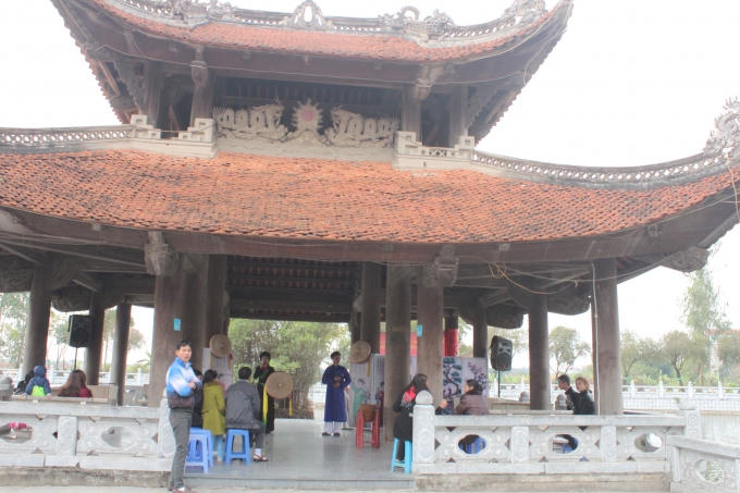 Thủy Đình nơi linh thiêng thành sân khấu xin tiền du khách.