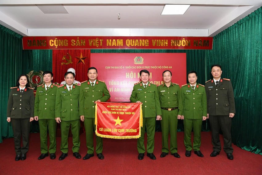 Trung tướng Nguyễn Văn Viện, Cục trưởng Cục Cảnh sát điều tra tội phạm về ma túy trao Cờ luân lưu đơn vị Cụm trưởng cho Cục Cảnh sát phòng, chống tội phạm về môi trường. (Ảnh: C04)