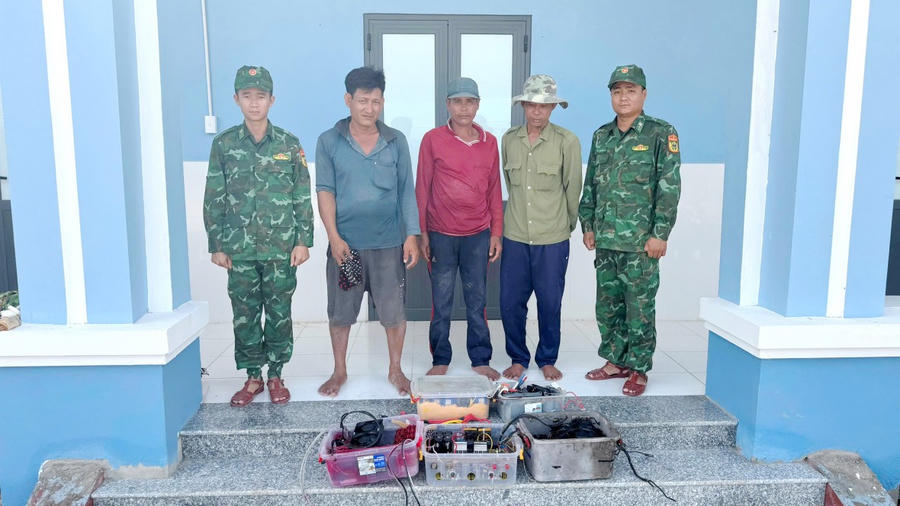 Đồn Biên phòng Cái Đôi Vàm (BĐBP Cà Mau) đã tuyên truyền, vận động người dân giao nộp 03 bộ công cụ kích điện.
