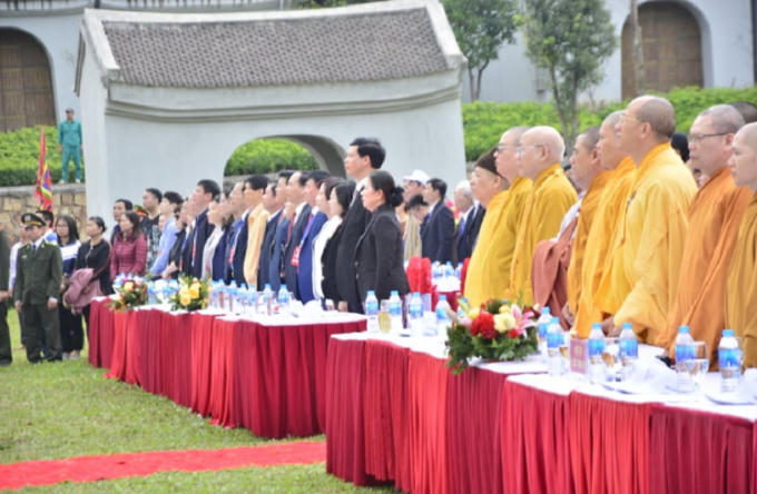 Đoàn đại biểu tham dự buổi Lễ khai hội làm nghi thức chào cờ.