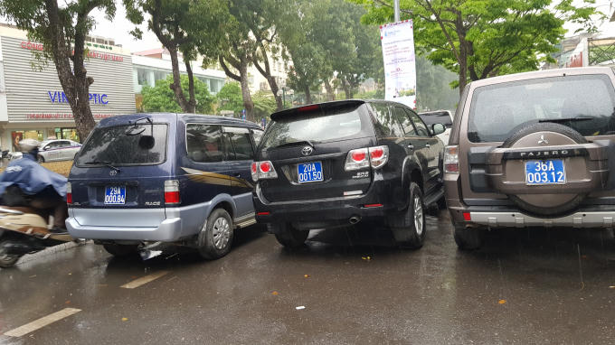 Hàng loạt xe biển xanh dàn hàng lấn chiếm vỉa hè, lòng dường tại khu vực trước cổng Bộ Y tế.