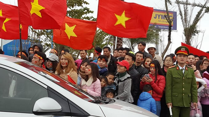 H&agrave;ng chục ngh&igrave;n người h&acirc;m mộ h&ograve; reo ch&uacute;c mừng U23 Việt Nam tại chảo lửa Mỹ Đ&igrave;nh