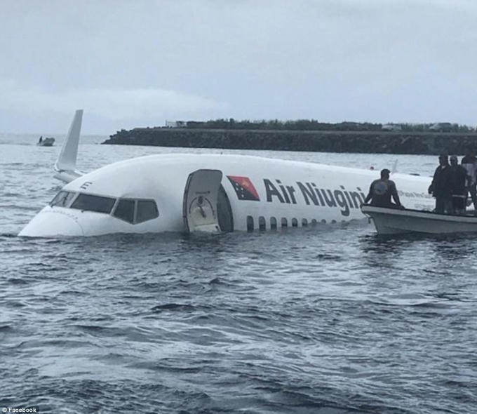 Tờ Dailymail dẫn lời chính quyền địa phương cho biết máy bay gặp nạn là chiếc Boeing 737-800 thuộc hãng hàng không Air Niugini (Papua New Guinea). Máy bay gặp nạn vào khoảng 9h30 khi nó hạ cánh xuống đường băng ở sân bay quốc tế Chuuk của Micronesia hôm nay 28/9.