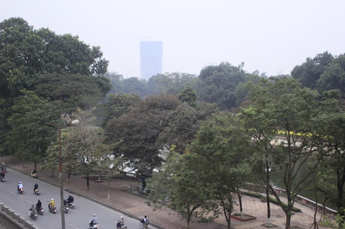 Ngắm h&agrave;ng cổ thụ ven hồ Thủ Lệ trước giờ bị