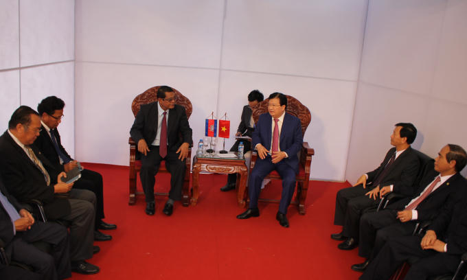 Phó Thủ tướng Trịnh Đình Dũng và Phó Thủ tướng Campuchia Ke Kim Yan hội đàm trước lễ thông xe.