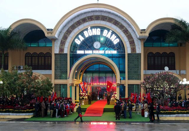 Cờ Triều Tiên được treo tại ga Đồng Đăng trước khi đoàn tàu được cho là chở nhà lãnh đạo Kim Jong-un tới. (Ảnh: Reuters)