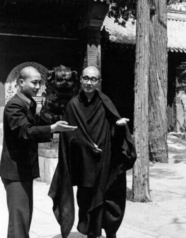 Nghệ sĩ Uông Việt đang tầm đạo với nhà sư thật để đóng vai Đường Tăng. Ảnh: internet.