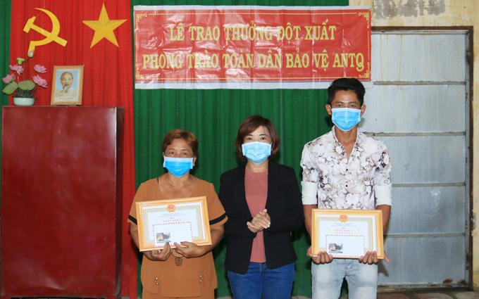 Đại diện chính quyền địa phương xã Châu Lăng, huyện Tri Tôn, trao giấy khen của Chủ tịch UBND xã Châu Lăng cho chị Neáng Hải và anh Danh Dương