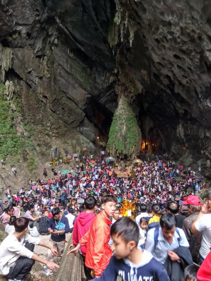 Bên trong động Hương Tích.