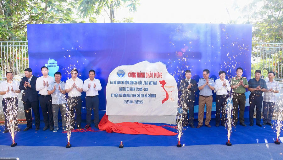 Gắn biển cụm công trình chào mừng Đại hội Đảng bộ Tổng công ty Quản lý bay Việt Nam