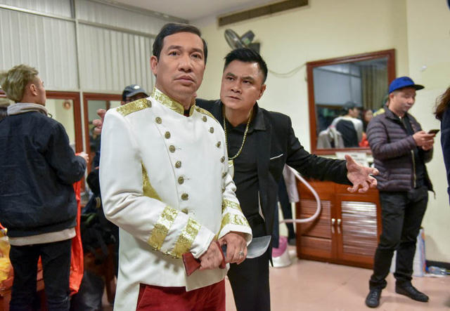 Phút tinh nghịch của "Táo Văn hoá" Tự Long và "Táo Kinh tế Quang Thắng trong hậu trường khiến mọi người xung quanh bật cười