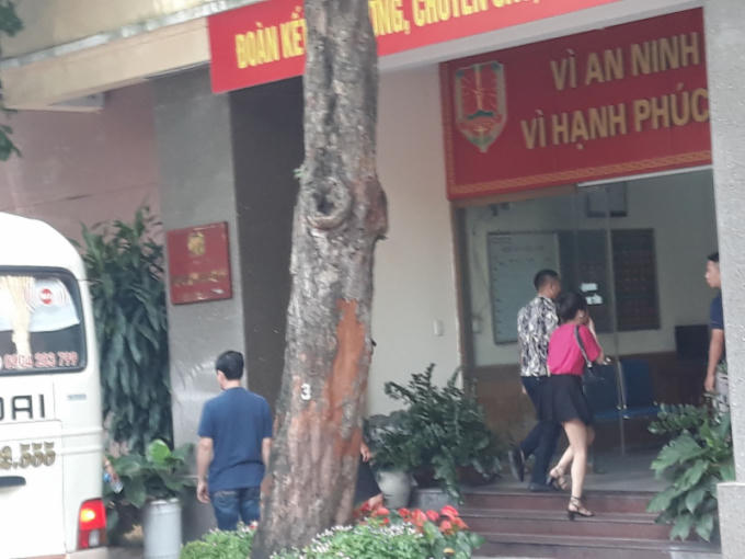 Cơ quan công an đưa những người tại quán karaoke về trụ sở.