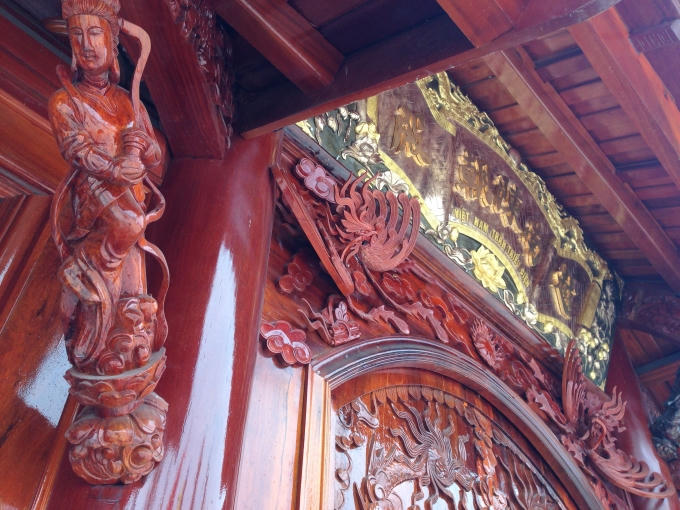 Nét chạm trổ tinh xảo đã được thể hiện từ bên ngoài cổng chính Điện thờ.