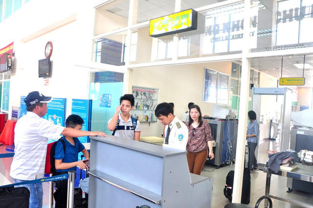 Hành khách làm thủ tục đi từ sân bay Chu Lai