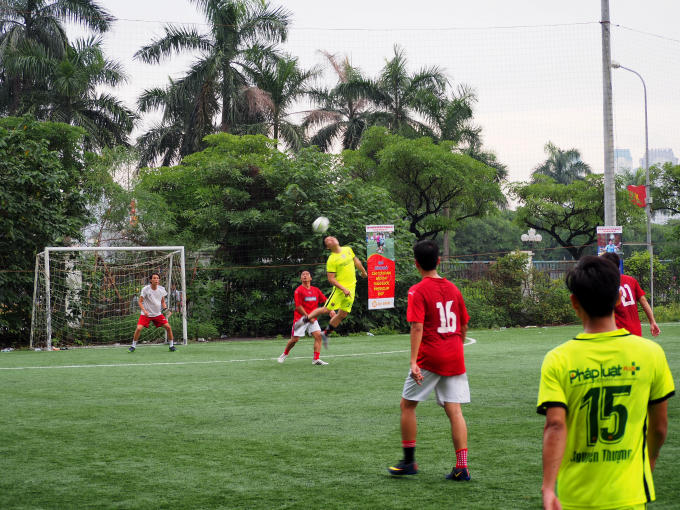 Trận đấu giữa Pháp luật Việt Nam và Thời báo Ngân hàng được khán giả và người hâm mộ đánh giá cao về thể lực cũng như lối đá.